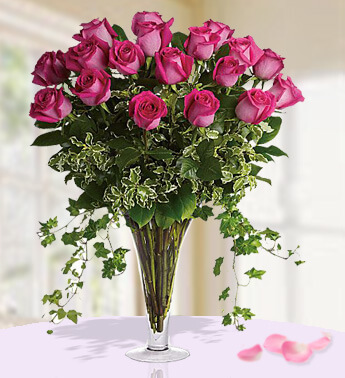 30 Stems Of Pink Roses with IVY LEAVES in a Glass Vase Bountiful Beauty
